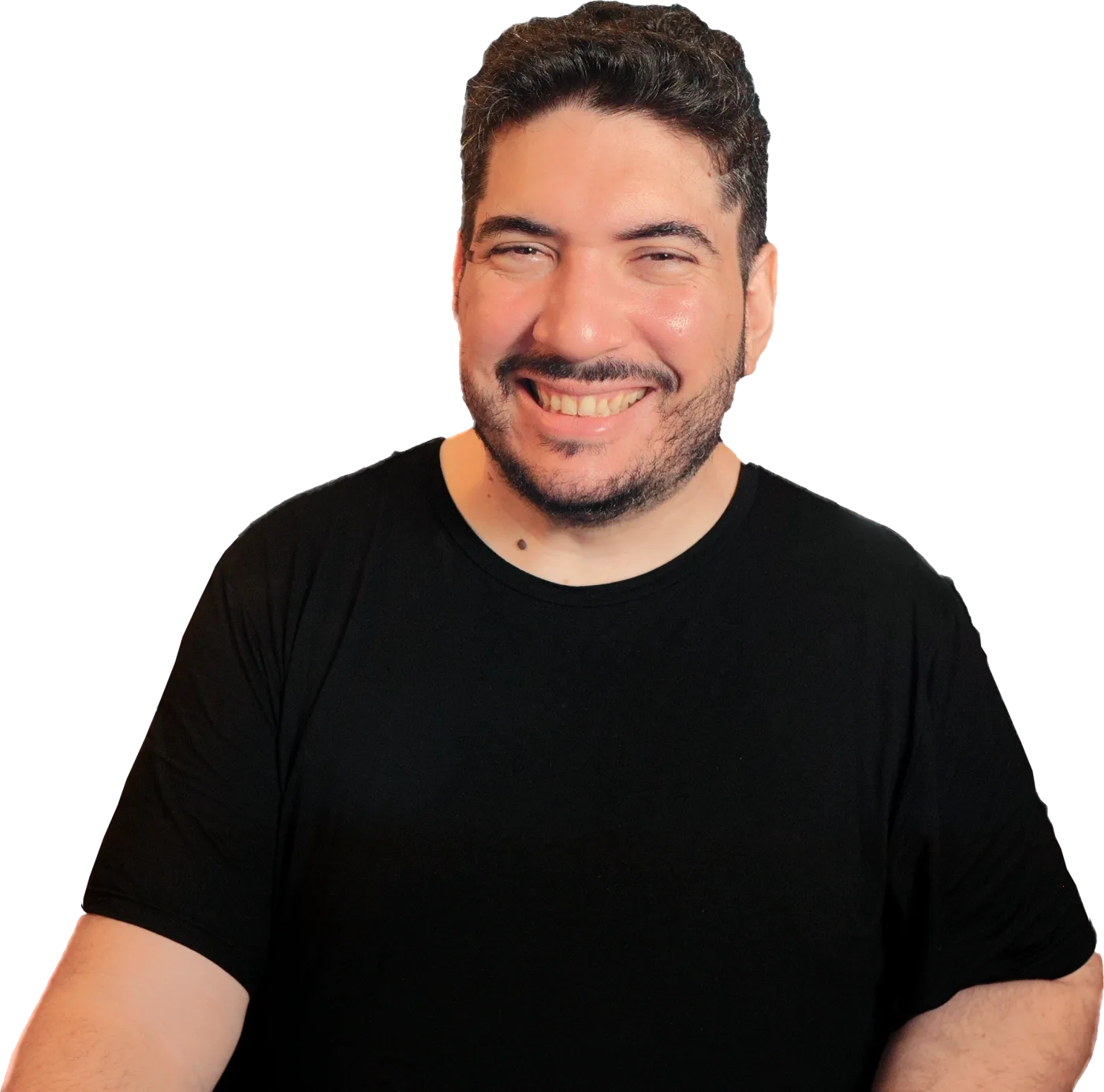 ViktorKav, do peito para cima, de camiseta preta, recortado sobre o fundo escuro do site